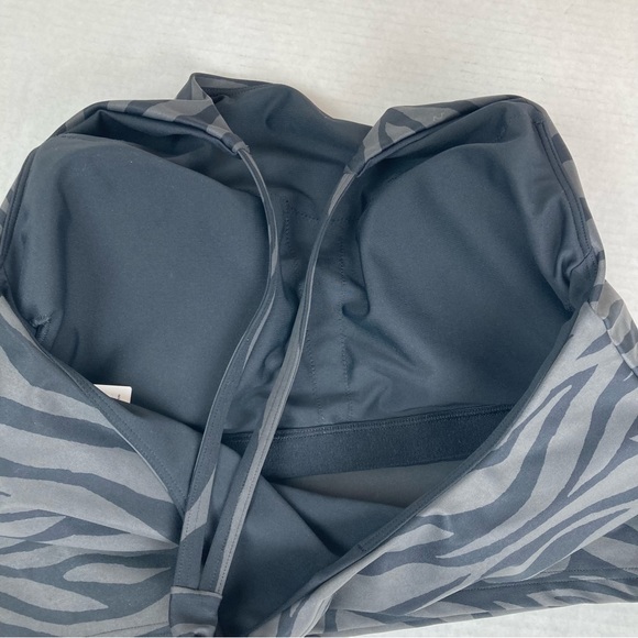 Old Navy Active Long Line Sports Bra Size L Black And Gray Zebra Stripe Print - Picture 10 of 10
